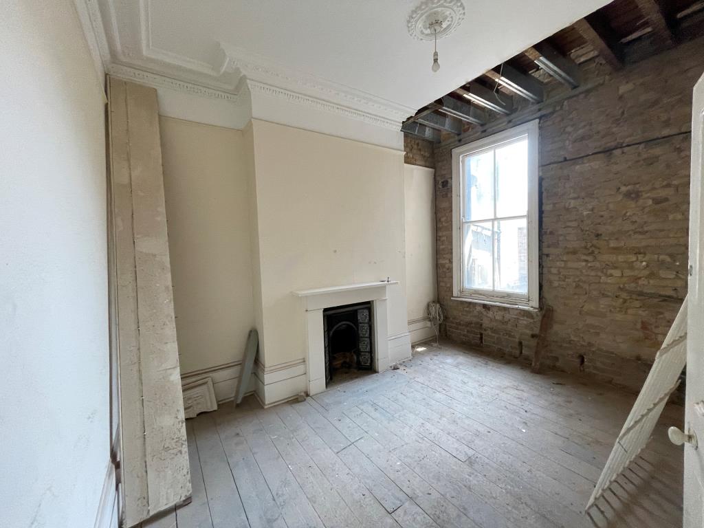 Lot: 74 - VACANT TOWN CENTRE BUILDING WITH POTENTIAL FOR CONVERSION - Room with window, fireplace and exposed beams